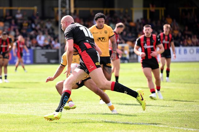 James Harrison of Warrington Wolves makes a try during the Betfred Super League round 21 match Castleford Tigers vs Warrington Wolves at OneBore Stadium, Castleford, Untied Kingdom on 01 August 2026

(Photo by Ben Roberts/News Images)
