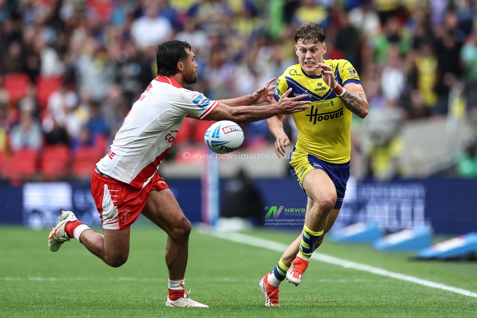 Arron Lindop of Warrington Wolves is tackled by Peta Hiku of Hull KR during the Betfred Challenge Cup Final Warrington Wolves vs Hull KR at Wembley Stadium, London, United Kingdom, 7th June 2025

(Photo by Mark Cosgrove/News Images)