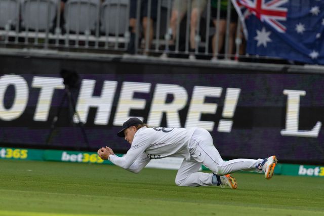 Ollie Pope of England takes a catch during the NRMA Insurance Ashes First Test Day 2 Australia vs England at Optus Stadium, Perth, Australia, 22nd November 2025

(Photo by Santanu Banik/News Images)

*** GER AUT SUI OUT ***