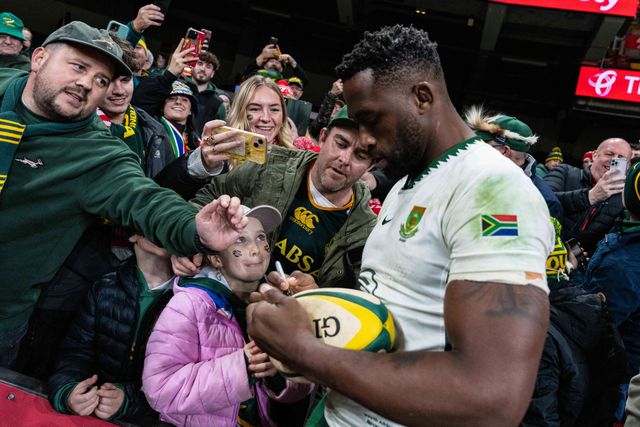 Siya Kolisi of South Africa signs autographs during the Quilter Nations Series 2025 match Wales vs South Africa at Principality Stadium, Cardiff, United Kingdom, 29th November 2025

(Photo by Andrew Lewis/News Images)

*** GER AUT SUI OUT ***