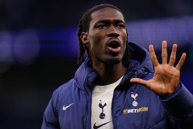 Yves Bissouma of Tottenham Hotspur tells home support five games remaining with his hand during the Premier League match Tottenham Hotspur vs Brighton & Hove Albion at Tottenham Hotspur Stadium, London, United Kingdom on 18 April 2026

(Photo by Harvey Murphy/News Images)