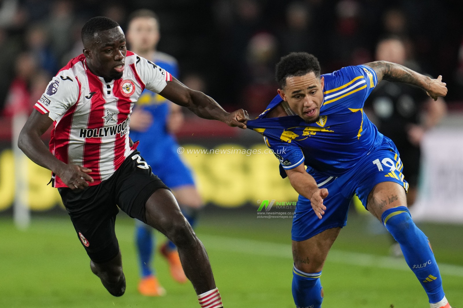 Michael Kayode of Brentford tries to hold back Noah Okafor of Leeds United during the Premier League match Brentford vs Leeds United at The Gtech Community Stadium, London, United Kingdom, 14th December 2025

(Photo by Harvey Murphy/News Images)

*** GER AUT SUI OUT ***