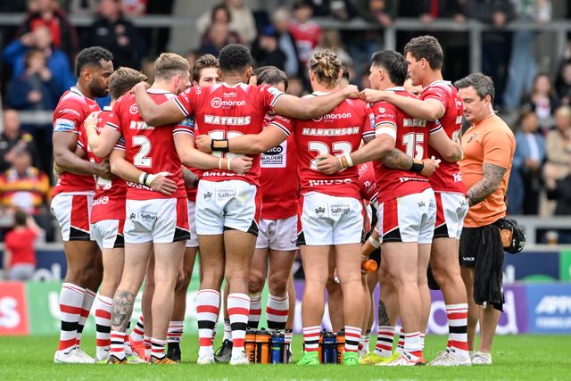 Salford Red Devils have a team huddle during the Betfred Super League Round 16 match Salford Red Devils vs Hull FC at Salford Community Stadium, Eccles, United Kingdom, 7th July 2024

(Photo by Cody Froggatt/News Images)