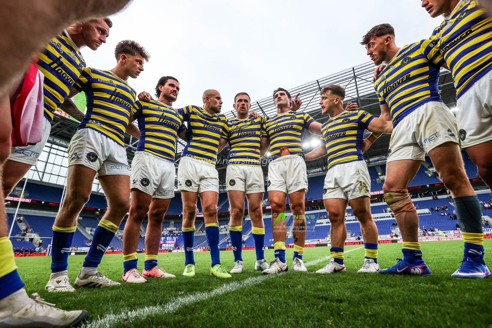 Ben Currie of Warrington Wolves leads a team huddle after the Betfred Super League Magic Weekend match Leigh Leopards vs Warrington Wolves at Leigh Sports Village, Leigh, United Kingdom on 04 July 2026

(Photo by Alfie Cosgrove/News Images)