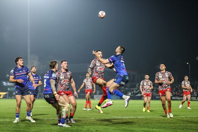 Max Jowitt of Wakefield Trinity jumps up to win the high ball during the Betfred Super League round 5 match Wakefield Trinity vs Leigh Leopards at DIY Kitchens Stadium, Wakefield, United Kingdom on 20 March 2026

(Photo by Alfie Cosgrove/News Images)