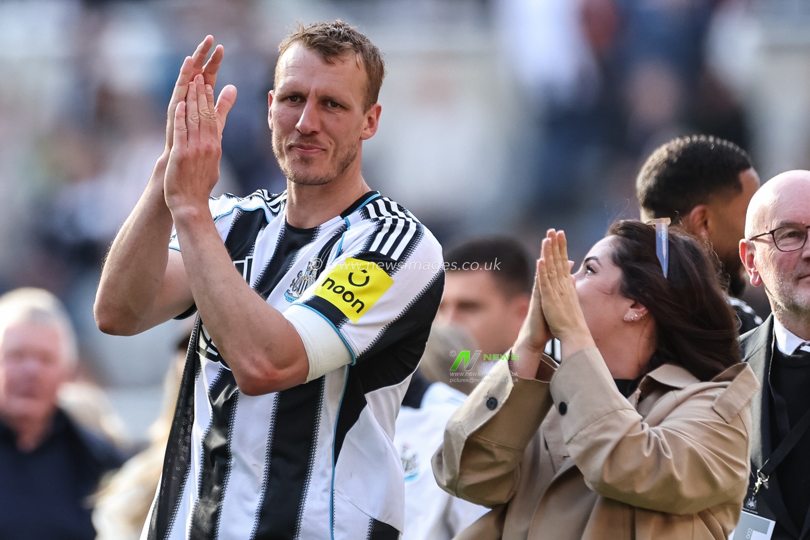 Dan Burn of Newcastle United applauds the fans after the final whistle during the Premier League match Newcastle United vs Everton at St. James's Park, Newcastle, United Kingdom, 25th May 2025

(Photo by Mark Cosgrove/News Images)