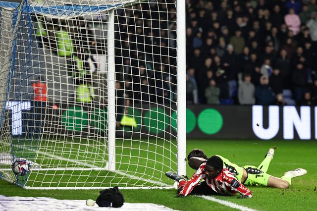 Eliezer Mayenda of Sunderland scores to make it 1-2 during the Sky Bet Championship match Sheffield Wednesday vs Sunderland at Hillsborough, Sheffield, United Kingdom, 28th February 2025

(Photo by Mark Cosgrove/News Images)