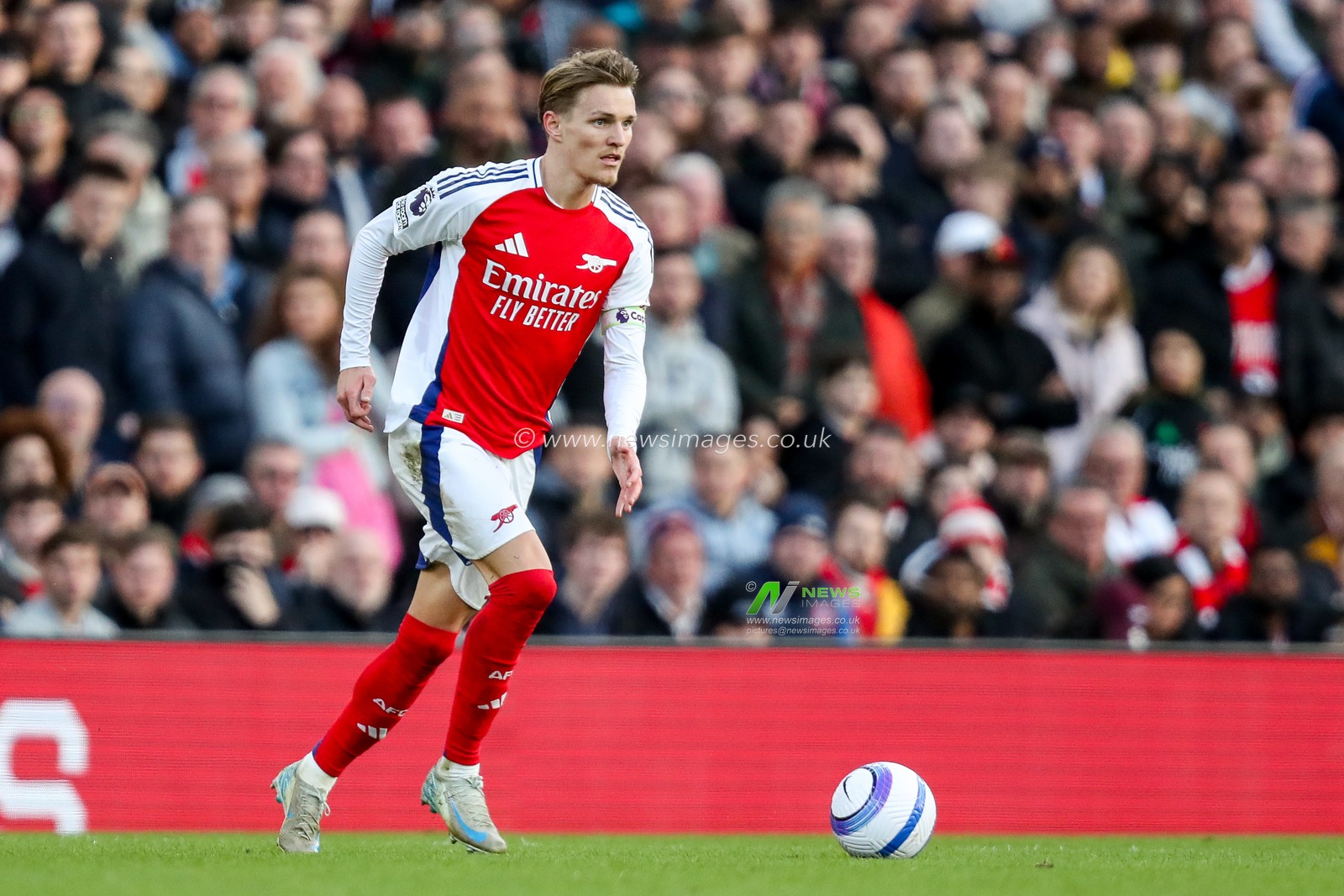 Martin Odegaard of Arsenal runs with the ball during the Premier League match Arsenal vs West Ham United at Emirates Stadium, London, United Kingdom, 22nd February 2025

(Photo by Izzy Poles/News Images)