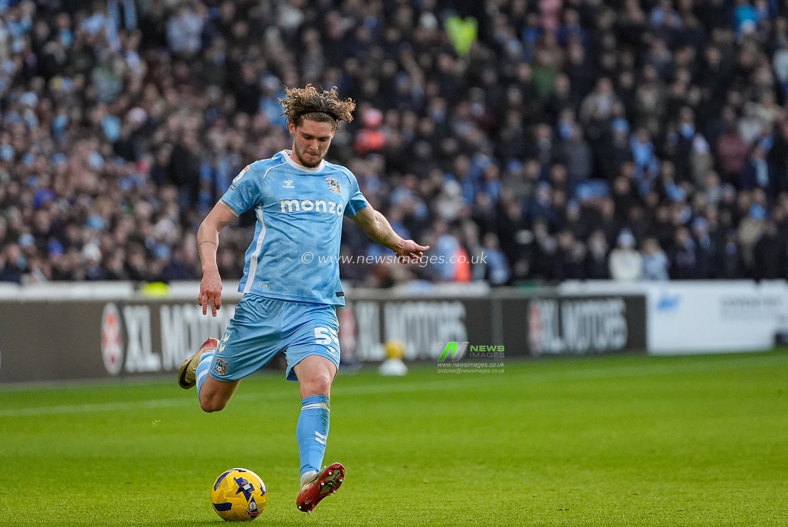 Jack Rudoni, of Coventry City crosses the ball during the Sky Bet Championship match Coventry City vs Swansea City at Coventry Building Society Arena, Coventry, United Kingdom, 26th December 2025

(Photo by Maynard Manyowa/News Images)

*** GER AUT SUI OUT ***