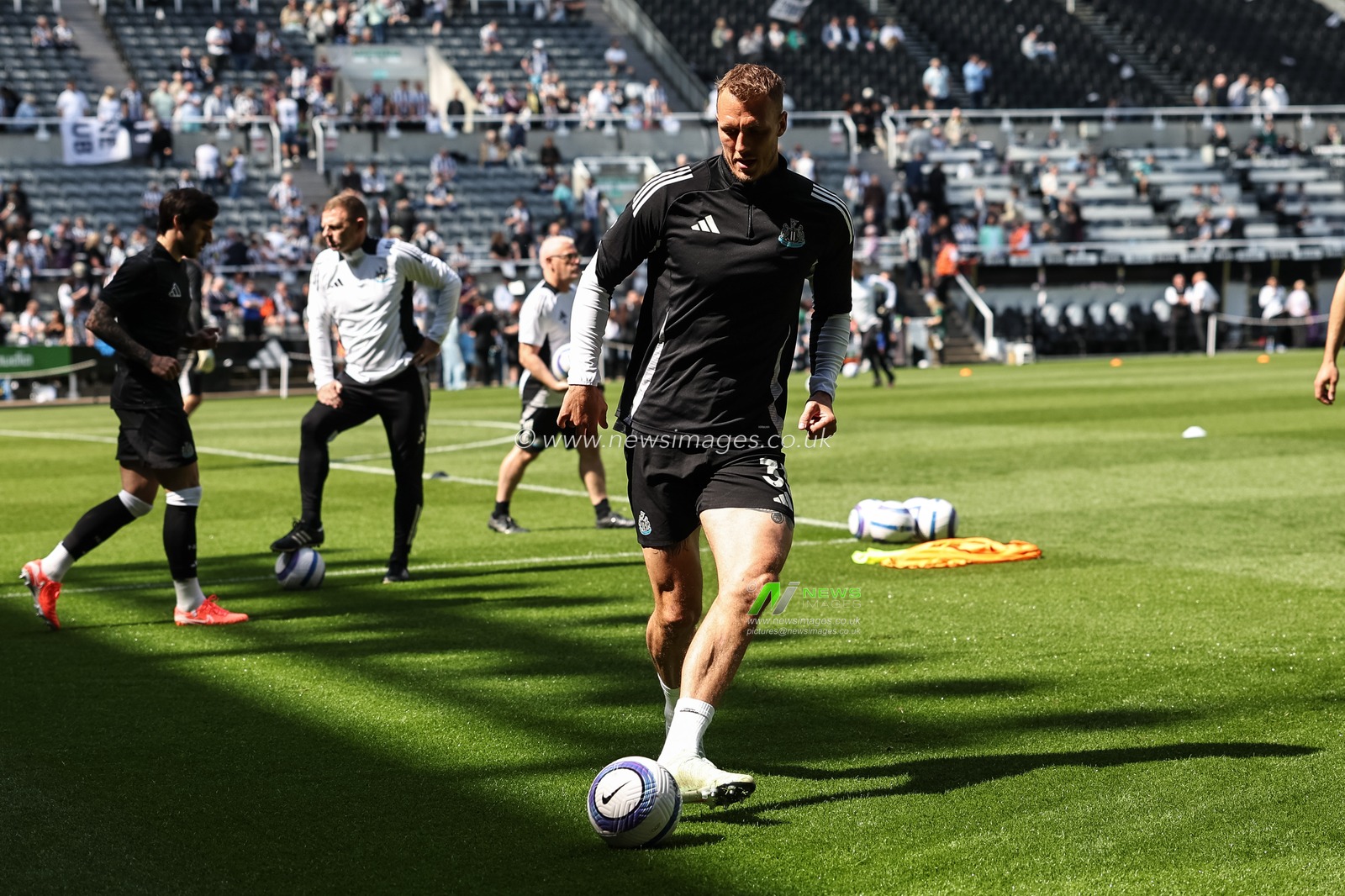 Dan Burn of Newcastle United in the pregame warmup session during the Premier League match Newcastle United vs Chelsea at St. James's Park, Newcastle, United Kingdom, 11th May 2025

(Photo by Mark Cosgrove/News Images)