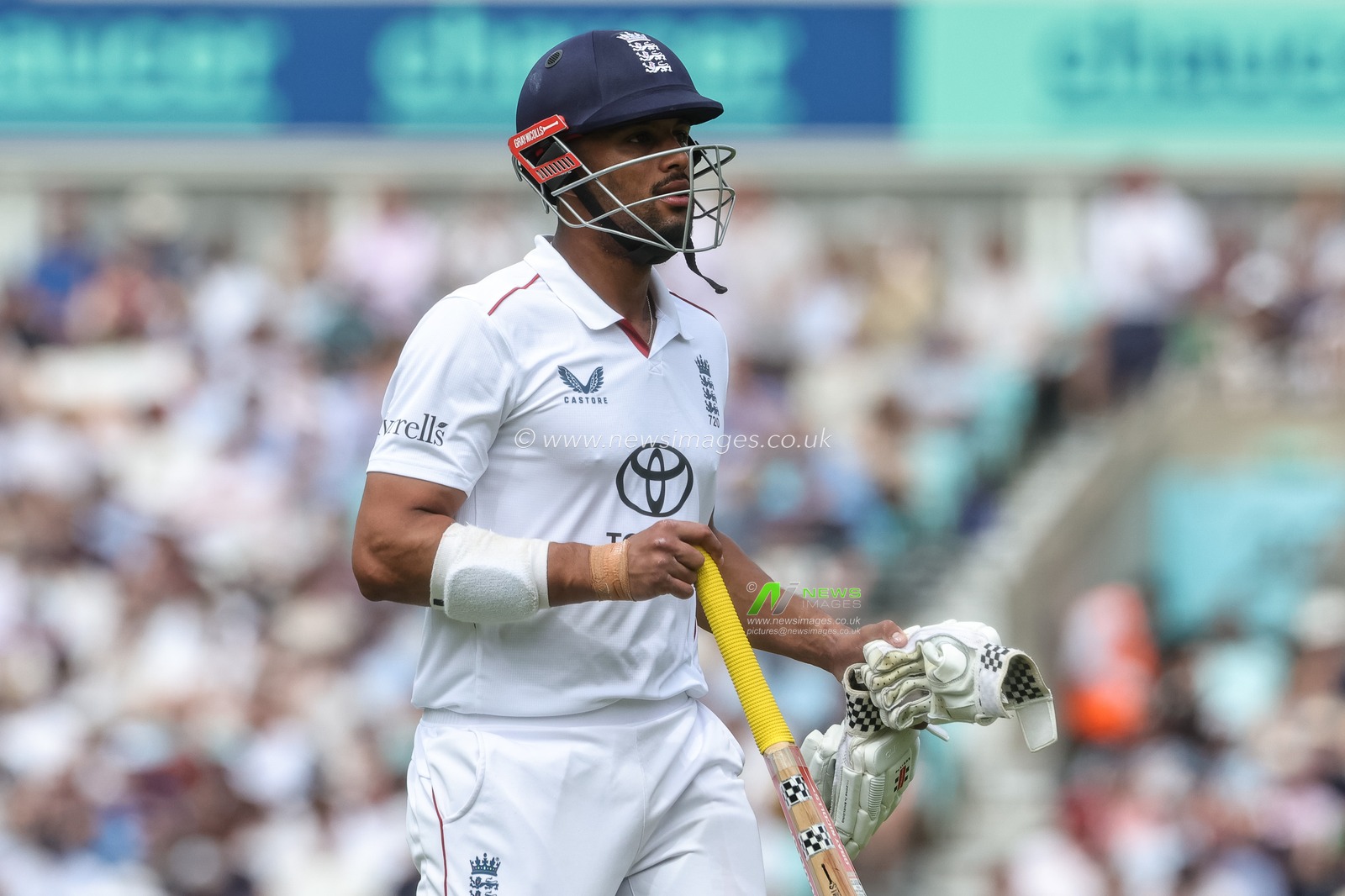 Emilio Gay of England leaves the field of play after being dismissed during the 2nd Rothesay Test Match Day 4 match England vs New Zealand at The Kia Oval, London, United Kingdom on 20 June 2026

(Photo by Mark Cosgrove/News Images)