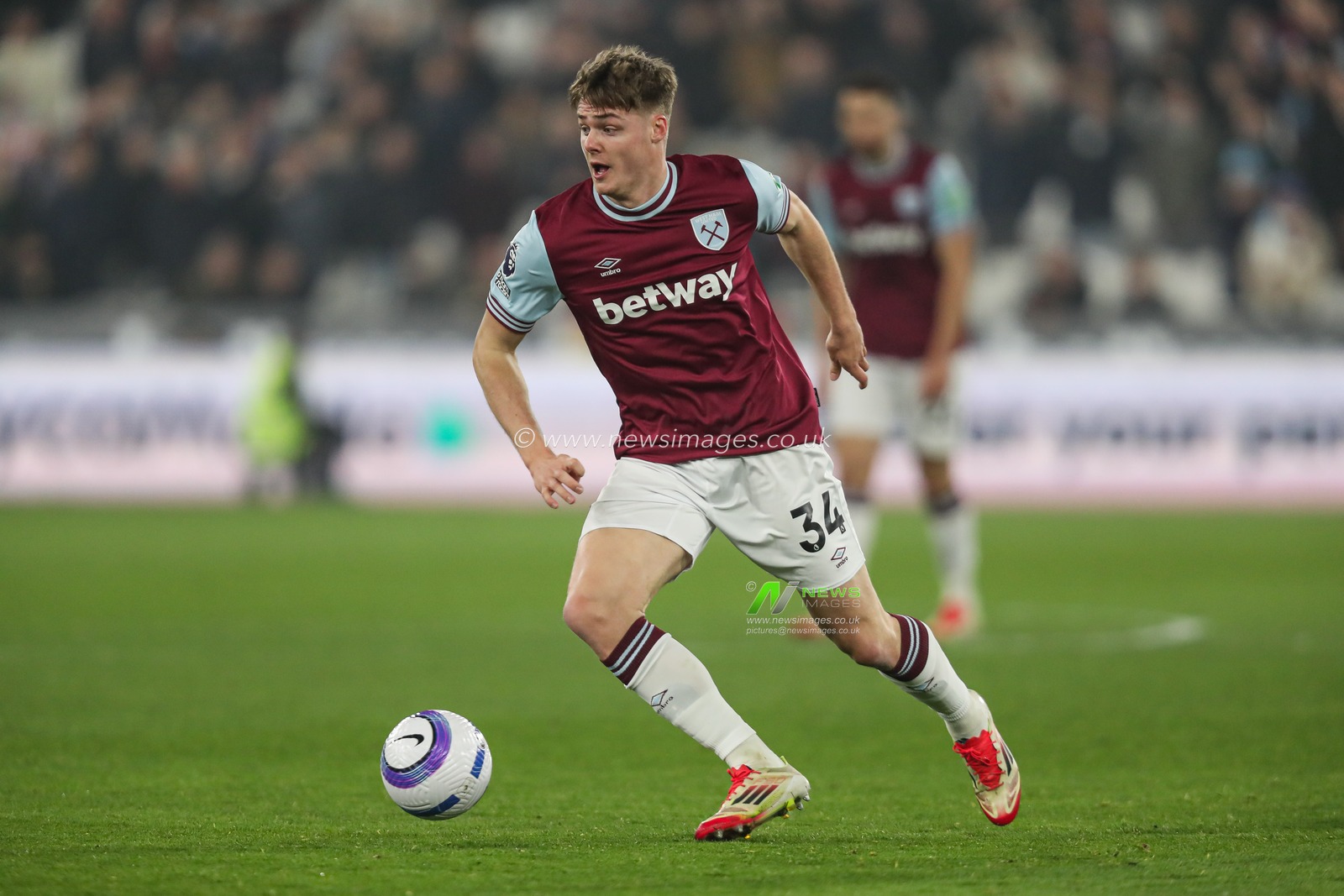 Evan Ferguson of West Ham United makes a break with the ball during the Premier League match West Ham United vs Newcastle United at London Stadium, London, United Kingdom, 10th March 2025

(Photo by Izzy Poles/News Images)