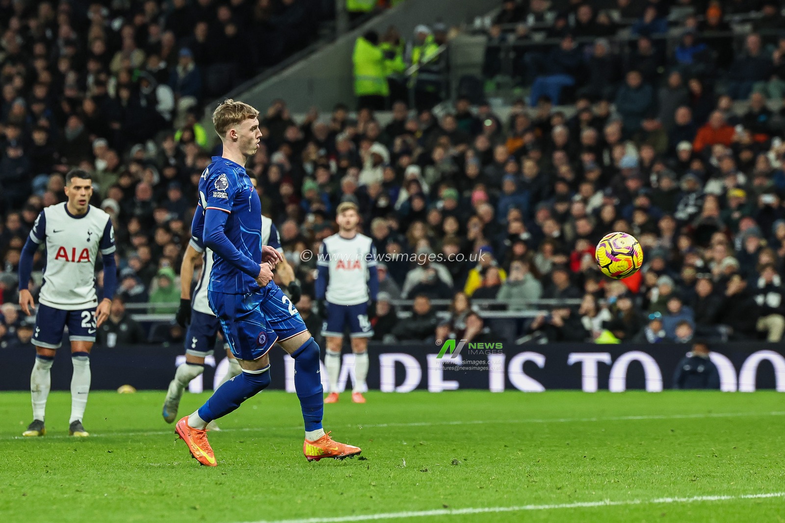 Cole Palmer of Chelsea scores to make it 2-4 during the Premier League match Tottenham Hotspur vs Chelsea at Tottenham Hotspur Stadium, London, United Kingdom, 8th December 2024

(Photo by Mark Cosgrove/News Images)