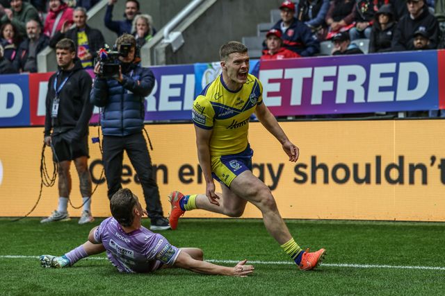Jake Thewlis of Warrington Wolves celebrates his try during the Betfred Magic Weekend 2025 match Wigan Warriors vs Warrington Wolves at St. James's Park, Newcastle, United Kingdom, 4th May 2025

(Photo by Mark Cosgrove/News Images)