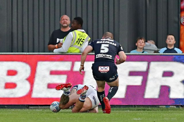 Josh Griffin of Wakefield Trinity scores a try during the Betfred Super League round 15 match Wakefield Trinity vs Wigan Warriors at DIY Kitchens Stadium, Wakefield, United Kingdom, 20th June 2025

(Photo by Sam Eaden/News Images)