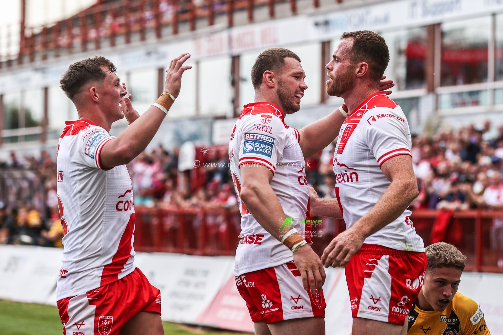 Joe Burgess of Hull KR celebrates his try during the Betfred Super League round 21 match Hull KR vs Castleford Tigers at Sewell Group Craven Park, Kingston upon Hull, United Kingdom, 9th August 2025

(Photo by Alfie Cosgrove/News Images)