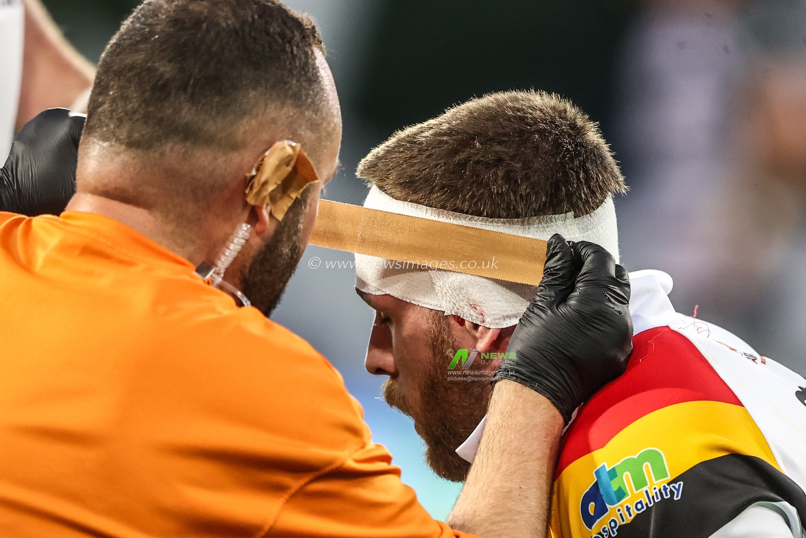 Physio applies a bandage to the head of Ebon Scurr of Bradford Bulls during the Betfred Super League round 18 match Huddersfield Giants vs Bradford Bulls at Accu Stadium, Huddersfield, United Kingdom on 10 July 2026

(Photo by Alfie Cosgrove/News Images)