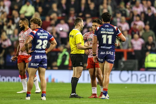 Referee  Liam Moore has a chat with Seth Nikotemo of Wakefield Trinity and Lachlan Lam of Leigh Leopards after an incident on the pitch during the Betfred Super League play-off Eliminator 1 match Leigh Leopards vs Wakefield Trinity at Progress With Unity Stadium, Leigh, United Kingdom, 26th September 2025

(Photo by Alfie Cosgrove/News Images)