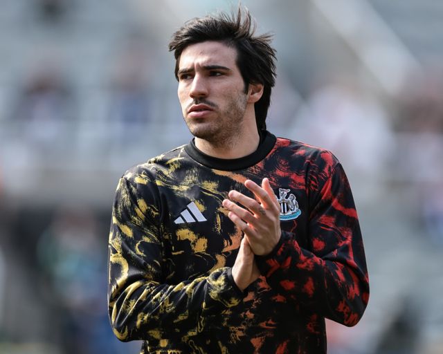 Sandro Tonali of Newcastle Untied applauds the fans during the Premier League match Newcastle Untied vs Bournemouth at St. James's Park, Newcastle, United Kingdom on 18 April 2026

(Photo by Mark Cosgrove/News Images)