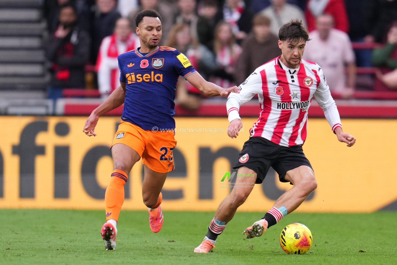 Aaron Hickey of Brentford on the ball under pressure from Jacob Murphy of Newcastle United during the Premier League match Brentford vs Newcastle United at The Gtech Community Stadium, London, United Kingdom, 9th November 2025

(Photo by Harvey Murphy/News Images)

*** GER AUT SUI OUT ***