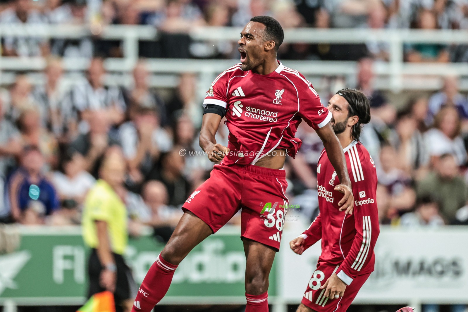 Ryan Gravenberch of Liverpool celebrates his goal to make it 0-1 during the Premier League match Newcastle United vs Liverpool at St. James's Park, Newcastle, United Kingdom, 25th August 2025

(Photo by Mark Cosgrove/News Images)