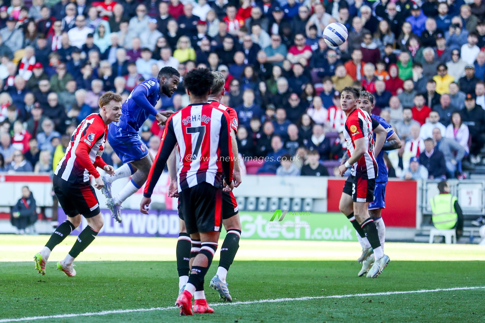 Reece James of Chelsea heads the ball during the Premier League match Brentford vs Chelsea at The Gtech Community Stadium, London, United Kingdom, 6th April 2025

(Photo by Izzy Poles/News Images)