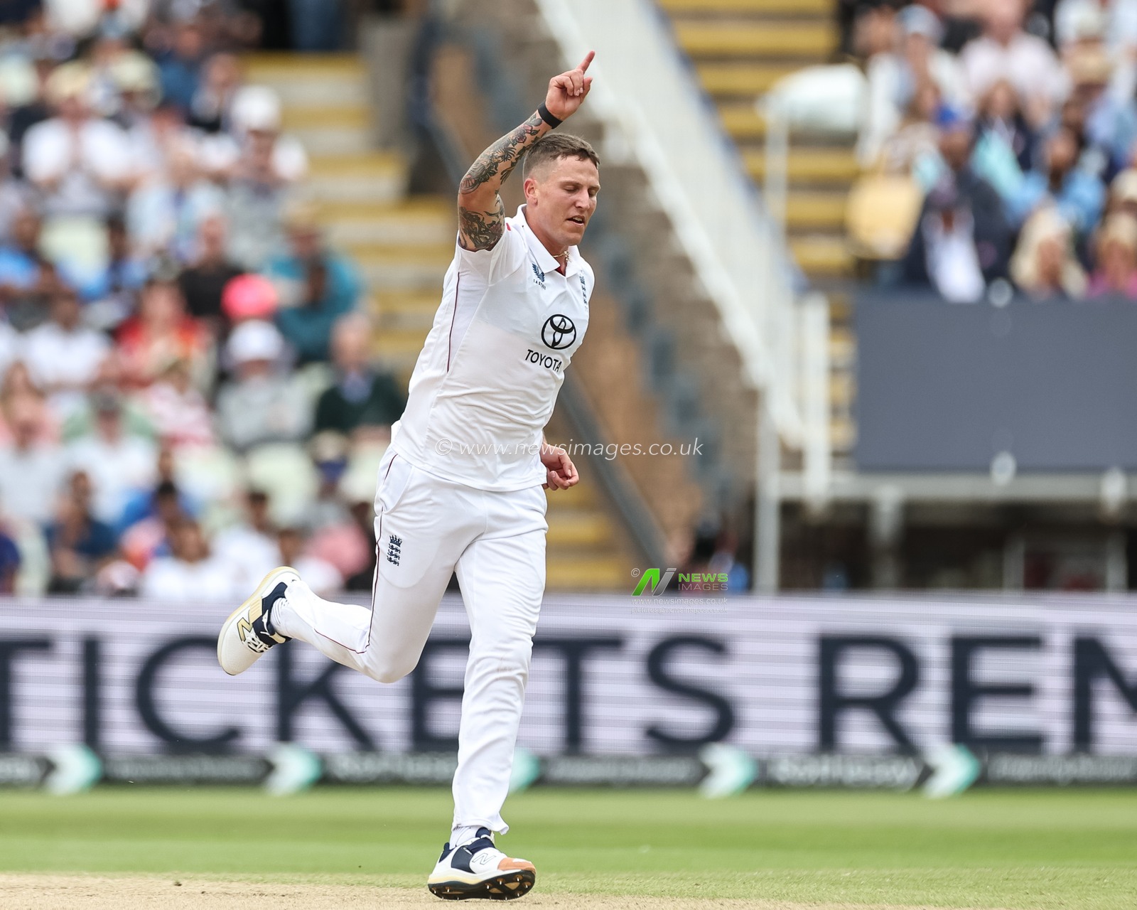 Brydon Carse of England celebrates the wicket of Karun Nair of India during the 2nd Rothesay Test Match day 4 England v India at Edgbaston, Birmingham, United Kingdom, 5th July 2025

(Photo by Mark Cosgrove/News Images)