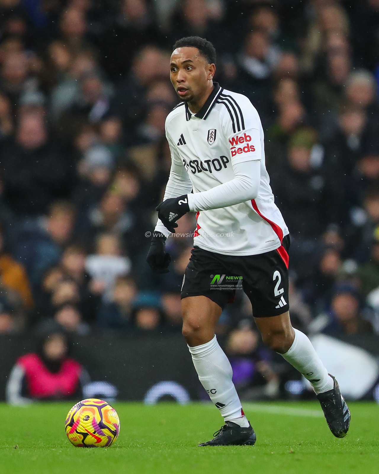 Kenny Tete of Fulham makes a break with the ball during the Premier League match Fulham vs Arsenal at Craven Cottage, London, United Kingdom, 8th December 2024

(Photo by Gareth Evans/News Images)