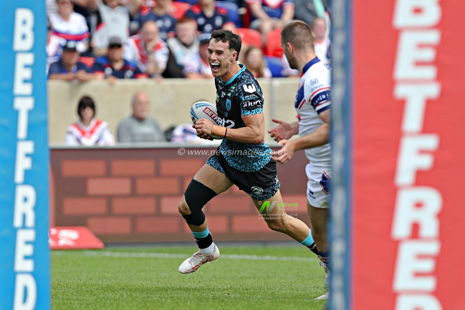 David Armstrong of Leigh Leopards during the Betfred Super League Round 14 match Wakefield Trinity vs Leigh Leopards at DIY Kitchens Stadium, Wakefield, United Kingdom, 15th June 2025

(Photo by Sam Eaden/News Images)