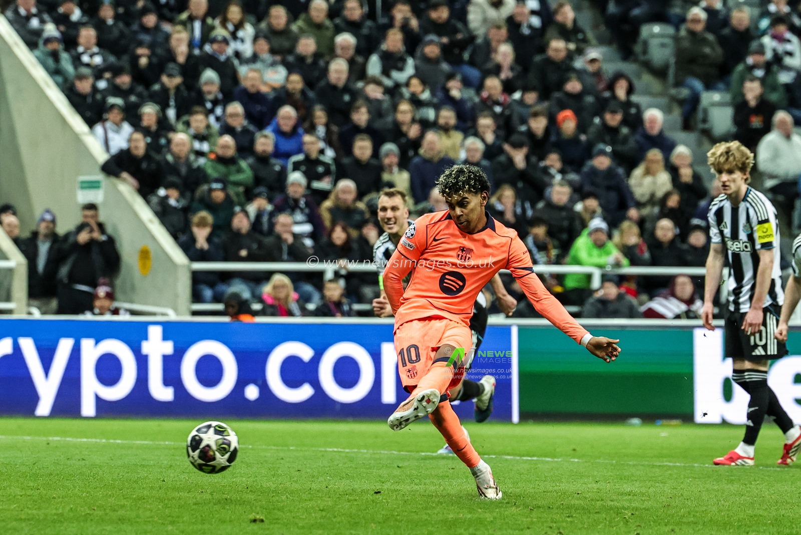 Lamine Yamal of Barcelona scores a penalty to make it 1-1 during the UEFA Champions League Last 16 match Newcastle Untied vs Barcelona at St. James's Park, Newcastle, United Kingdom on 10 March 2026

(Photo by Mark Cosgrove/News Images)