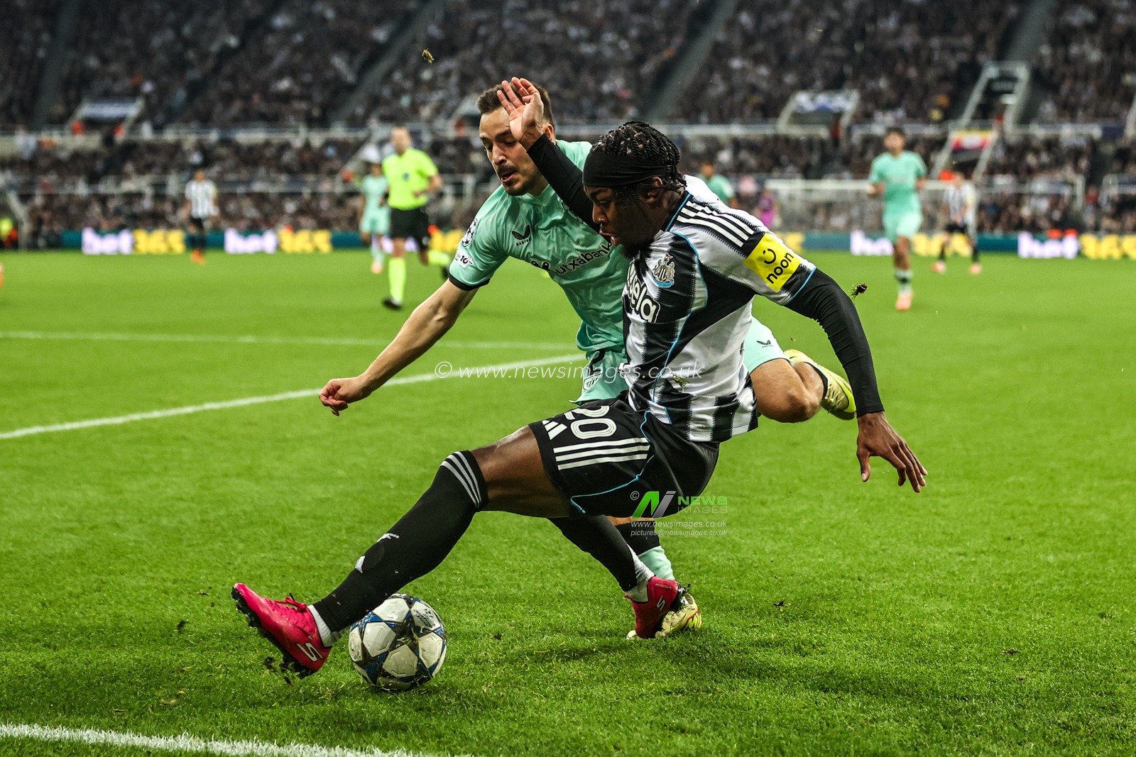Anthony Elanga of Newcastle United fails to keep the ball in play during the UEFA Champions League Matchday 4 of 8 Newcastle United vs Athletic Club at St. James's Park, Newcastle, United Kingdom, 5th November 2025

(Photo by Alfie Cosgrove/News Images)

*** GER AUT SUI OUT ***