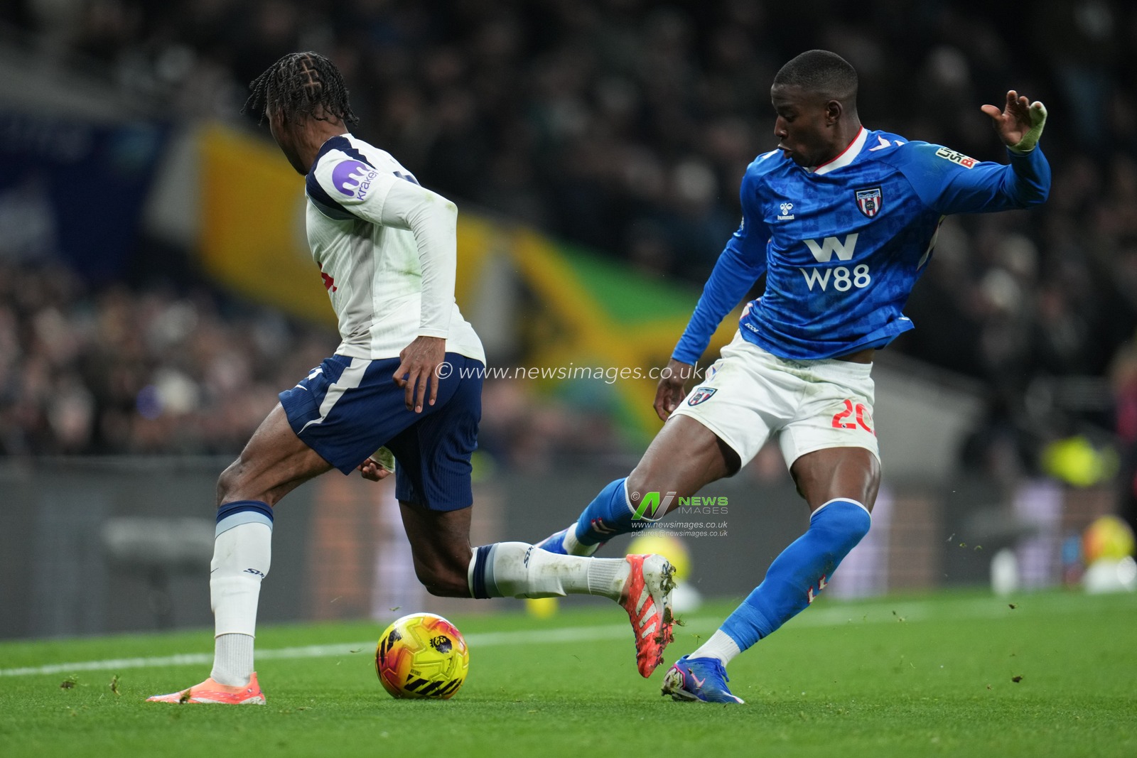 Nordi Mukiele of Sunderland attempts to win ball off Mathys Tel of Tottenham Hotspur during the Premier League match Tottenham Hotspur vs Sunderland at Tottenham Hotspur Stadium, London, United Kingdom, 4th January 2026

(Photo by Harvey Murphy/News Images)

*** GER AUT SUI OUT ***