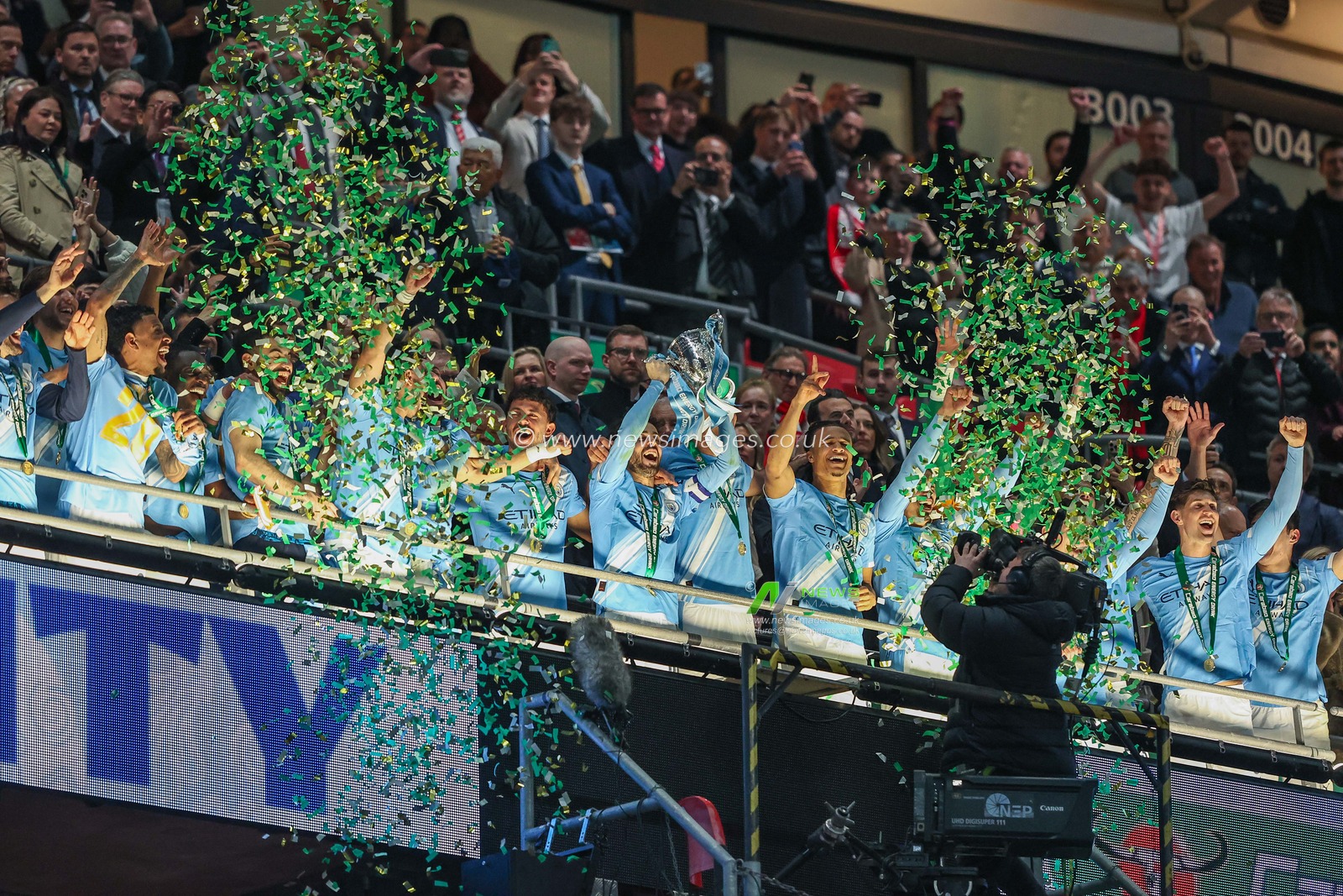 Manchester City players lift the trophy after the final whistle during the Carabao Cup Final match Arsenal vs Manchester City at Emirates, London, United Kingdom on 22 March 2026

(Photo by Alfie Cosgrove/News Images)
