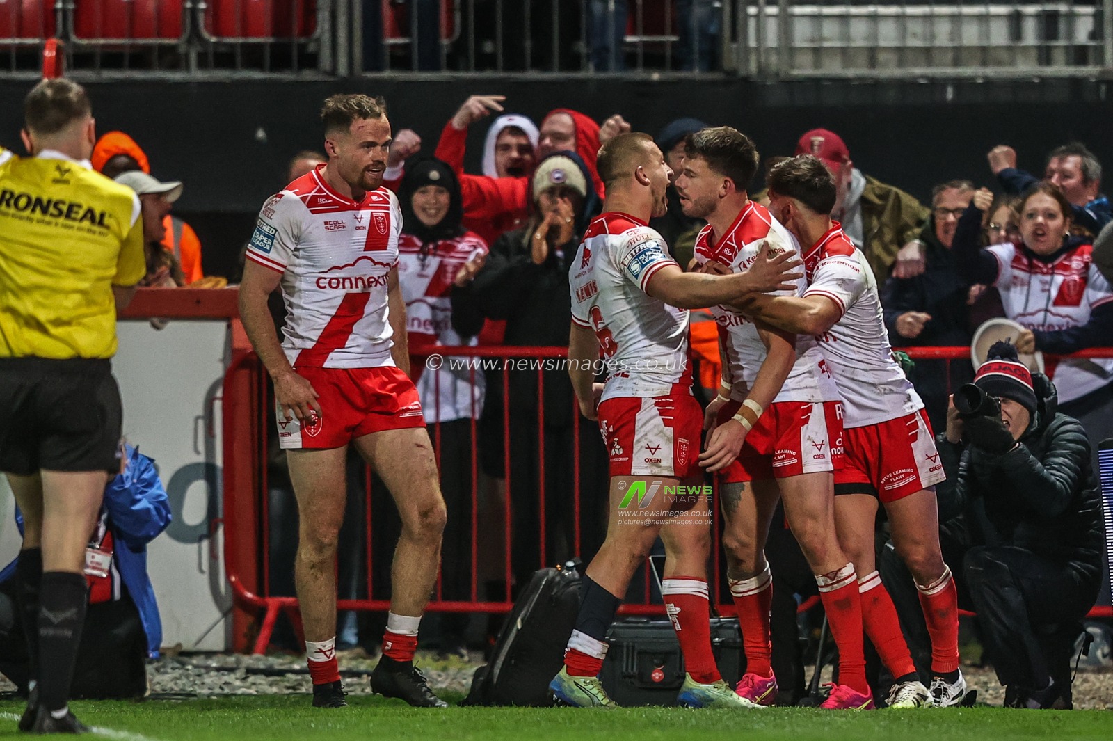 Oliver Gildart of Hull KR celebrates his try during the Betfred Super League Semi Final 2 match Hull KR vs St Helens at Sewell Group Craven Park, Kingston upon Hull, United Kingdom, 3rd October 2025

(Photo by Alfie Cosgrove/News Images)