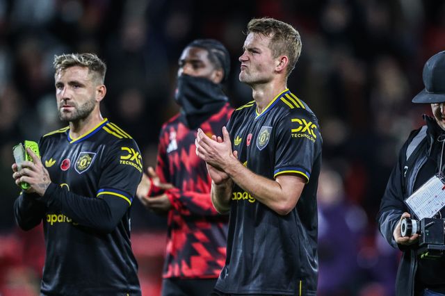 Matthijs de Ligt of Manchester United applauds the fans after the game during the Premier League match Nottingham Forest vs Manchester United at City Ground, Nottingham, United Kingdom, 1st November 2025

(Photo by Alfie Cosgrove/News Images)

*** GER AUT SUI OUT ***