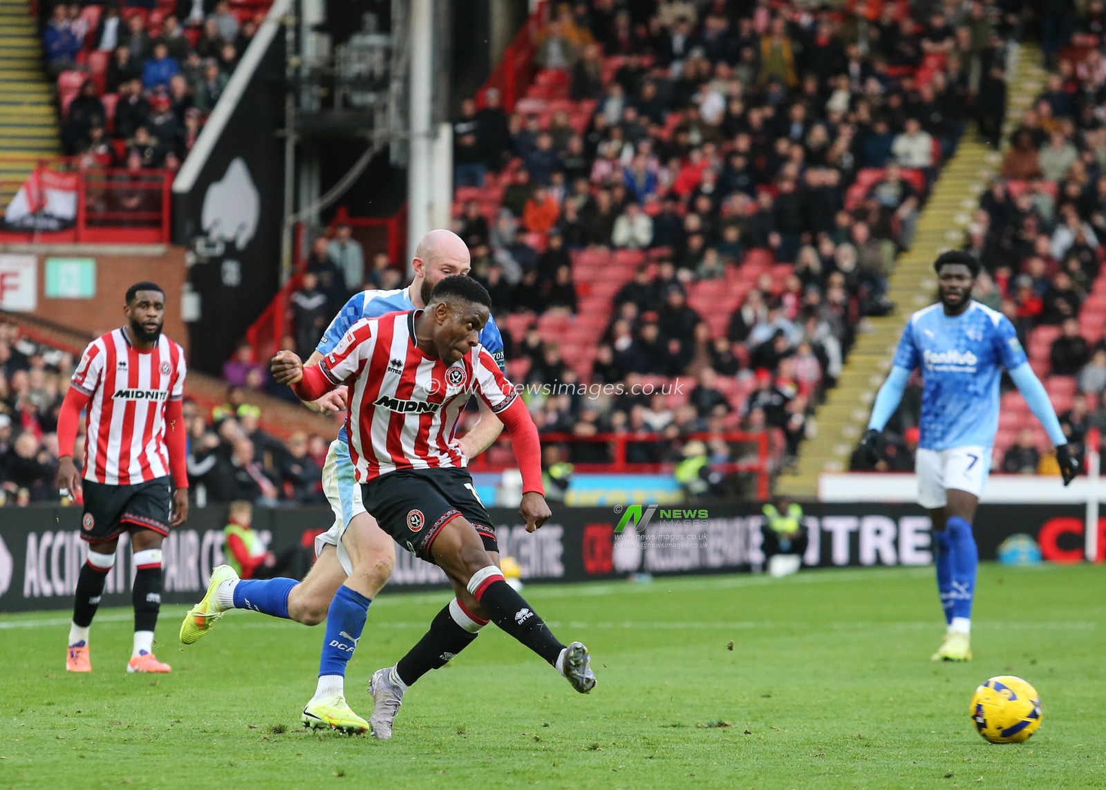 Chiedozie Ogbene of Sheffield United passes the ball during the Sky Bet Championship match Sheffield United vs Derby County at Bramall Lane, Sheffield, United Kingdom, 1st November 2025

(Photo by Richard Bierton/News Images)

*** GER AUT SUI OUT ***