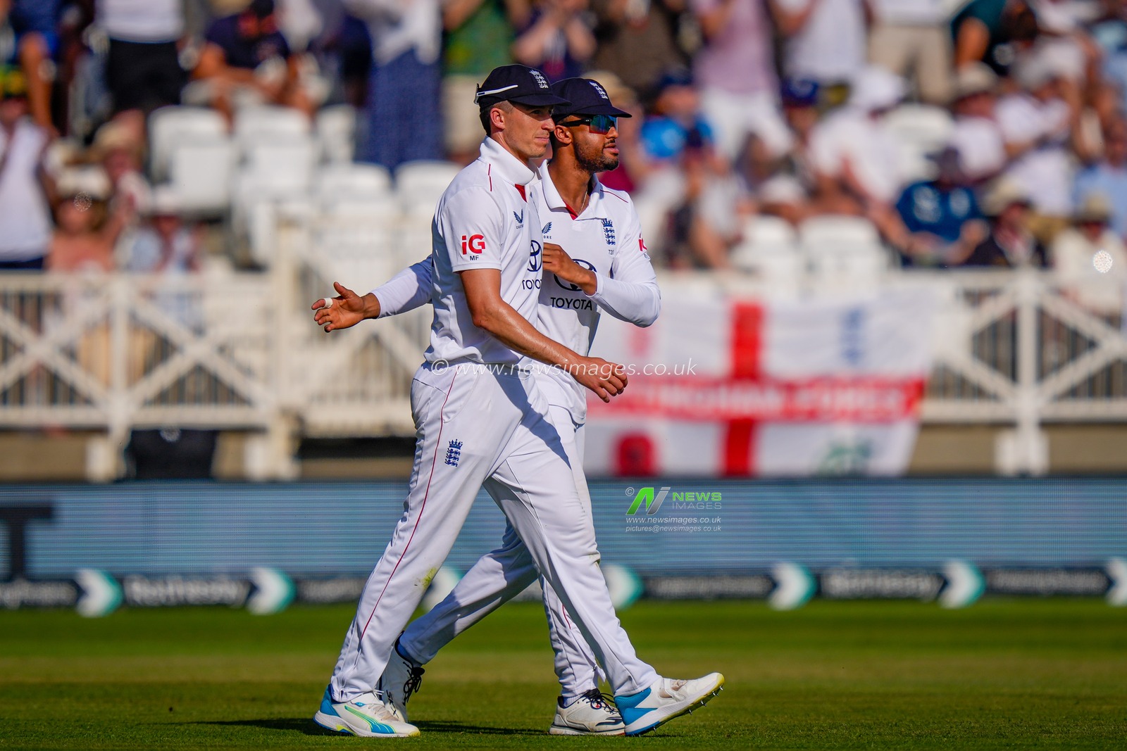 Matthew Fisher of England celebrates taking a catch off the bowling of Joe Root to dismiss Harry Brook of England during the 3rd Rothesay Test Match Day 1 match England vs New Zealand at Trent Bridge, Nottingham, United Kingdom on 25 June 2026

(Photo by Maynard Manyowa/News Images)