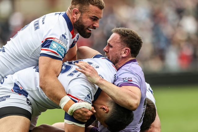 Ben Currie of Warrington Wolves is tackled during the Betfred Super League Round 11 match Wakefield Trinity vs Warrington Wolves at DIY Kitchens Stadium, Wakefield, United Kingdom, 18th May 2025

(Photo by Alfie Cosgrove/News Images)