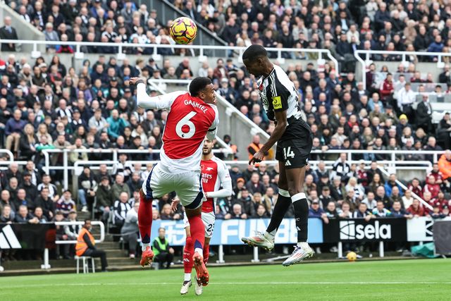 Alexander Isak of Newcastle United scores to make it 1-0 during the Premier League match Newcastle United vs Arsenal at St. James's Park, Newcastle, United Kingdom, 2nd November 2024

(Photo by Mark Cosgrove/News Images)