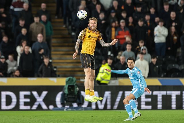 Oliver McBurnie of Hull City jumps up to win the high ball during the Sky Bet Championship match Hull City vs Coventry City at MKM Stadium, Hull, United Kingdom on 06 April 2026

(Photo by Mark Cosgrove/News Images)