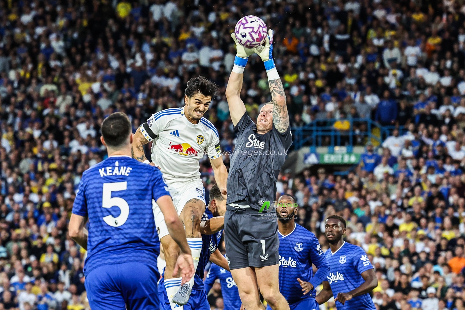 Jordan Pickford of Everton jumps up to win the high ball from Pascal Struijk of Leeds United during the Premier League match Leeds United vs Everton at Elland Road, Leeds, United Kingdom, 18th August 2025

(Photo by Mark Cosgrove/News Images)