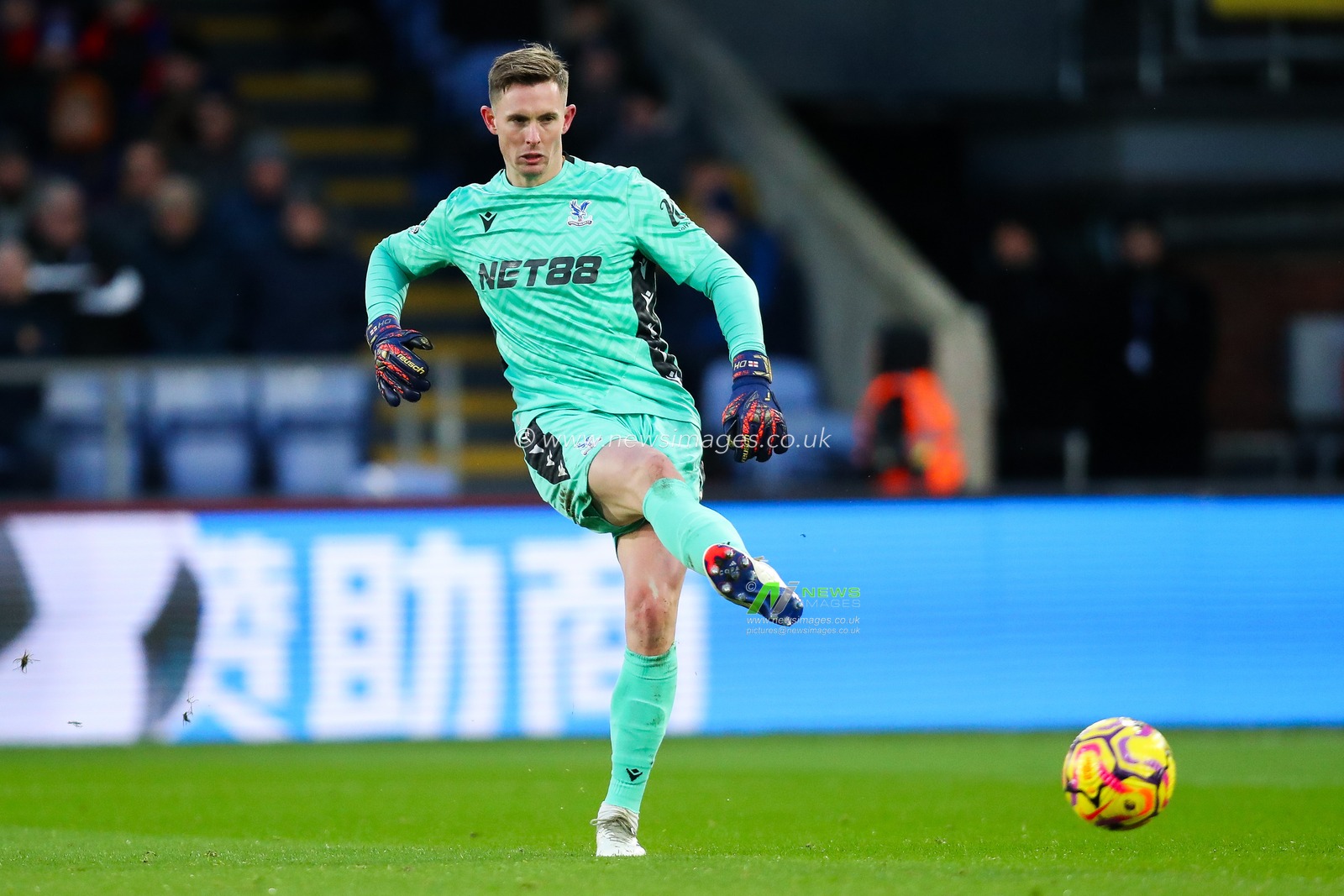 Dean Henderson of Crystal Palace passes the ball during the Premier League match Crystal Palace vs Manchester City at Selhurst Park, London, United Kingdom, 7th December 2024

(Photo by Izzy Poles/News Images)