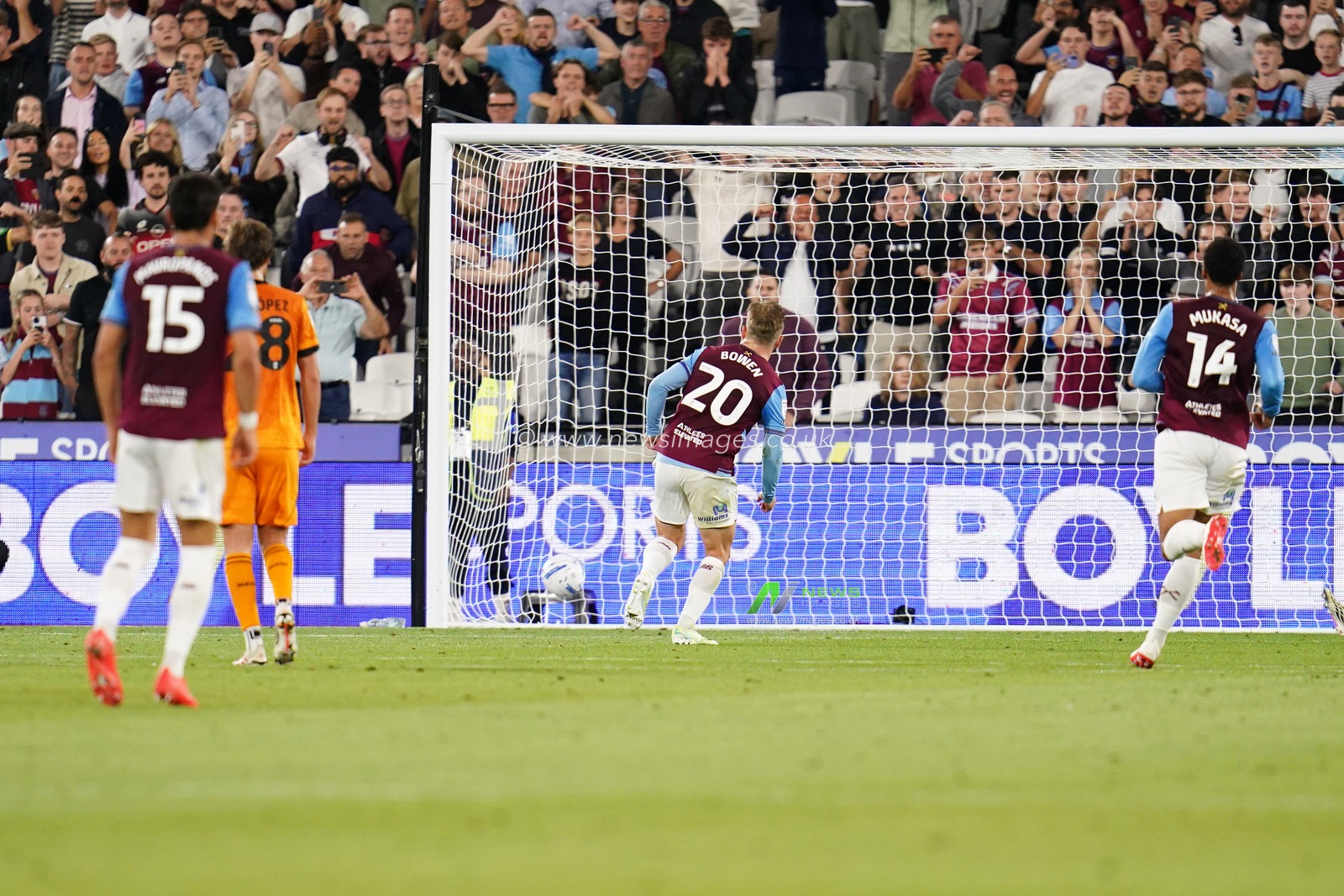 Jarrod Bowen of West Ham United coverts penalty to make it 2-0 during the Sky Bet Championship match West Ham United vs Wolverhampton Wanderers at London Stadium, London, United Kingdom on 01 September 2026

(Photo by Harvey Murphy/News Images)