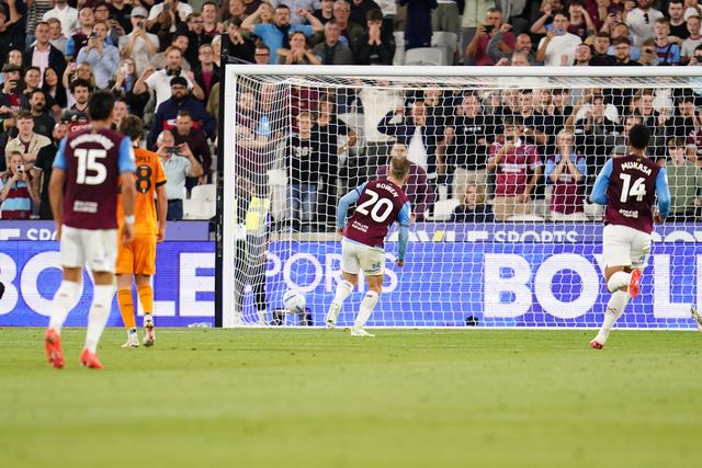 Jarrod Bowen of West Ham United coverts penalty to make it 2-0 during the Sky Bet Championship match West Ham United vs Wolverhampton Wanderers at London Stadium, London, United Kingdom on 01 September 2026

(Photo by Harvey Murphy/News Images)