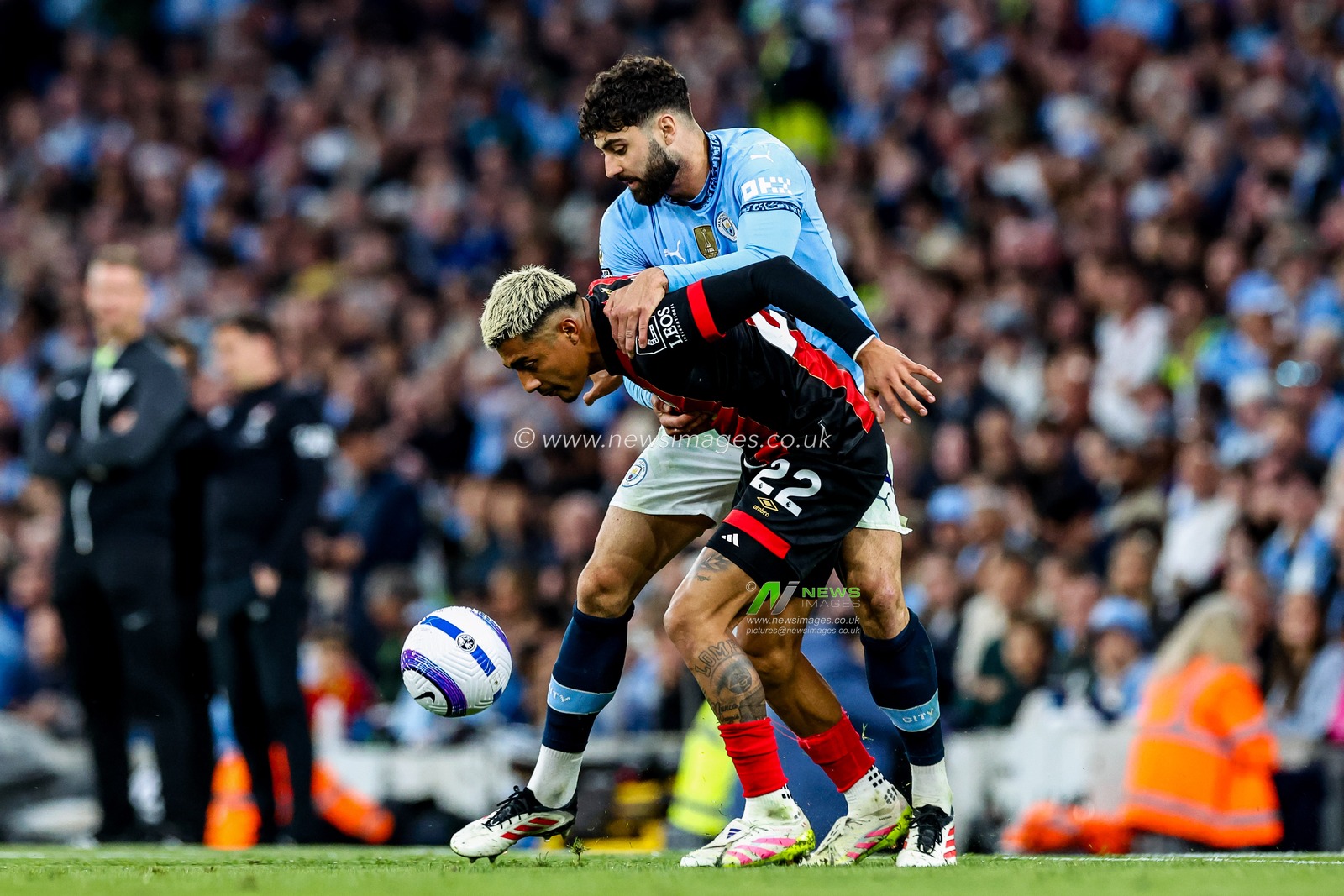 Julian Araujo of AFC Bournemouth is challenged by Josko Gvardiol of Manchester City during the Premier League match Manchester City vs Bournemouth at Etihad Stadium, Manchester, United Kingdom, 20th May 2025

(Photo by Mark Cosgrove/News Images)
