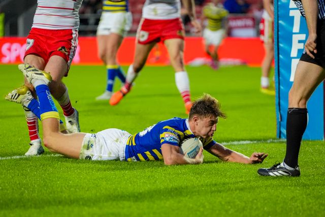 Ewan Irwin of Warrington Wolves goes over for a try during the Betfred Super League round 14 match St Helens vs Warrington Wolves at The BrewDog Stadium, St Helens, United Kingdom on 11 June 2026

(Photo by Maynard Manyowa/News Images)