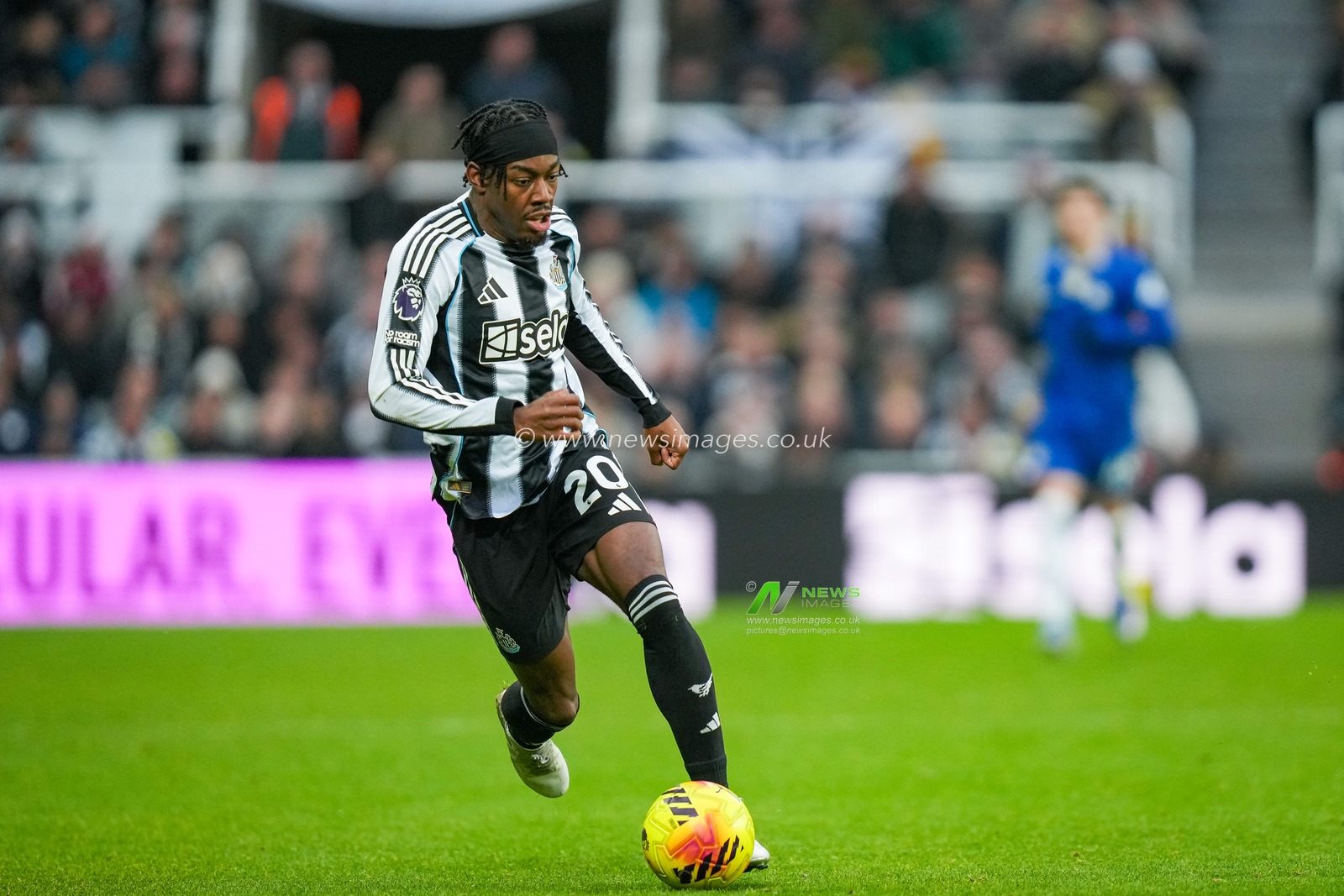 Anthony Elanga of Newcastle United runs with the ball during the Premier League match Newcastle United vs Chelsea at St. James's Park, Newcastle, United Kingdom, 20th December 2025

(Photo by Maynard Manyowa/News Images)

*** GER AUT SUI OUT ***
