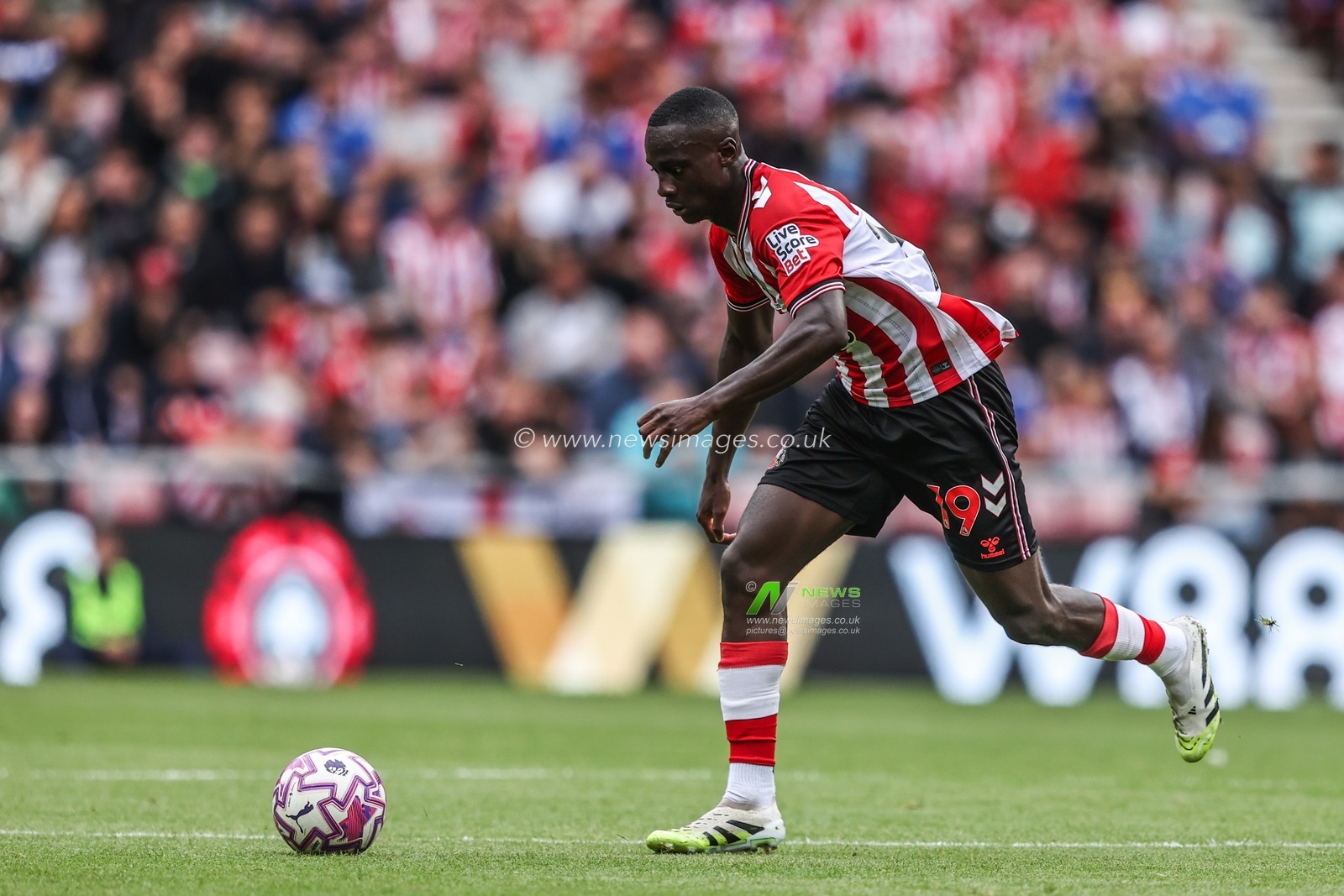 Habib Diarra of Sunderland breaks with the ball during the Premier League match Sunderland vs Brentford at Stadium Of Light, Sunderland, United Kingdom, 30th August 2025

(Photo by Alfie Cosgrove/News Images)