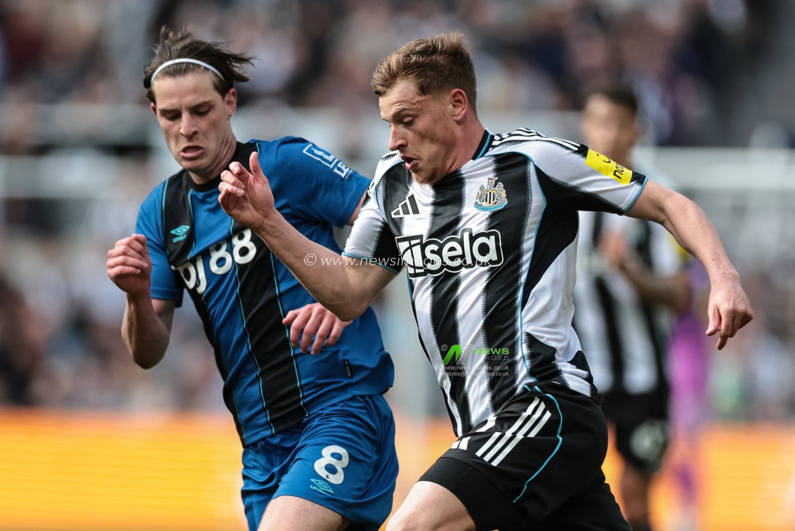 Harvey Barnes of Newcastle Untied breaks as Alex Scott of Bournemouth tracks him during the Premier League match Newcastle Untied vs Bournemouth at St. James's Park, Newcastle, United Kingdom on 18 April 2026

(Photo by Mark Cosgrove/News Images)