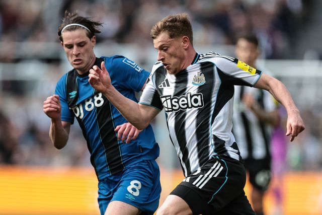 Harvey Barnes of Newcastle Untied breaks as Alex Scott of Bournemouth tracks him during the Premier League match Newcastle Untied vs Bournemouth at St. James's Park, Newcastle, United Kingdom on 18 April 2026

(Photo by Mark Cosgrove/News Images)